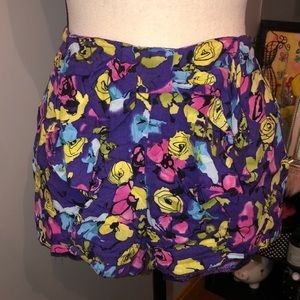 Floral‎ short shorts with bow front